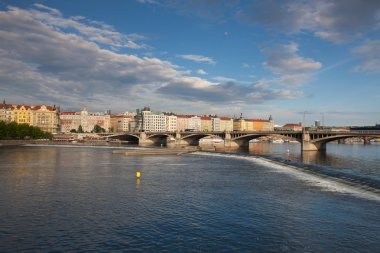 Vltava Nehri'nin sol kıyısında Prag'dan görünümünü