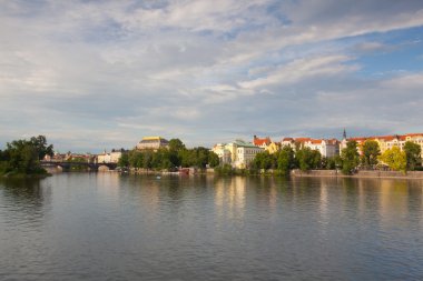 Vltava Nehri'nin sol kıyısında Prag'dan görünümünü