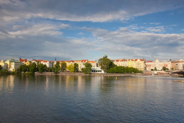 Vltava Nehri'nin sol kıyısında Prag'dan görünümünü — Stok fotoğraf