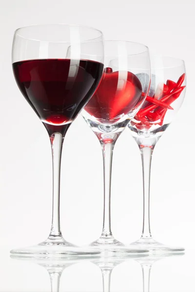 Verres à vin avec vin rouge, coeur et balle de golf — Photo