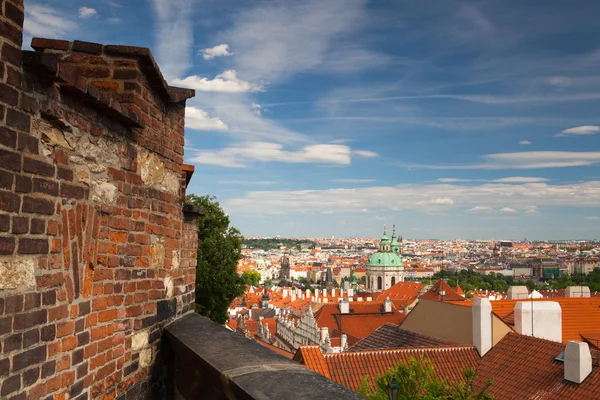 Vista desde Garden of Paradise en la ciudad de Praga . — Foto de Stock
