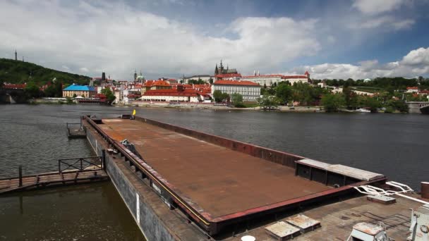 Widok na wiosnę gotyckiego Zamku Praskiego i duży holownik, Republika Czeska — Wideo stockowe