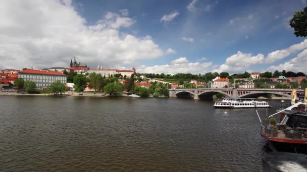 Zicht op het voorjaar gotische burcht van Praag en de oude binnenstad, Tsjechië — Stockvideo