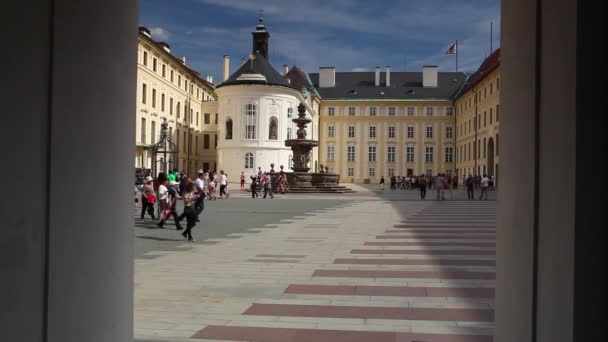A második várudvarra, a prágai vár. — Stock videók