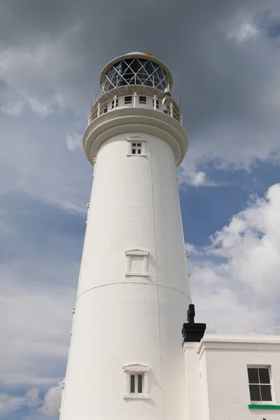 Weißer Leuchtturm auf Flamboroughkopf in England. — Stockfoto