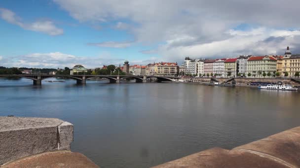 Utsikt över den historiska delen av Prag från vänstra stranden av floden Vltava — Stockvideo