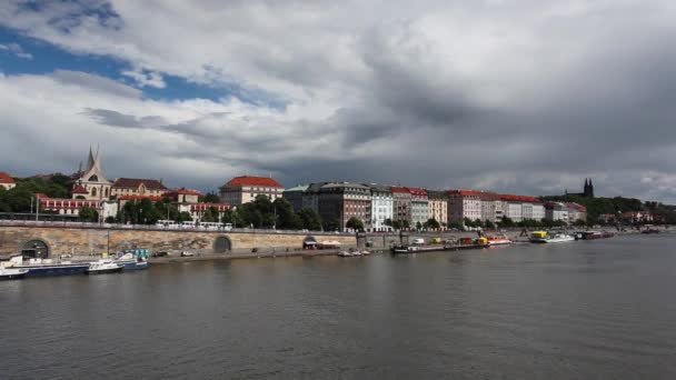 Blick auf den historischen Teil Prags vom linken Moldauufer — Stockvideo
