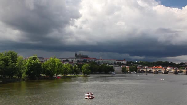 Kilátás nyílik a tavaszi gótikus vártól és a régi város — Stock videók