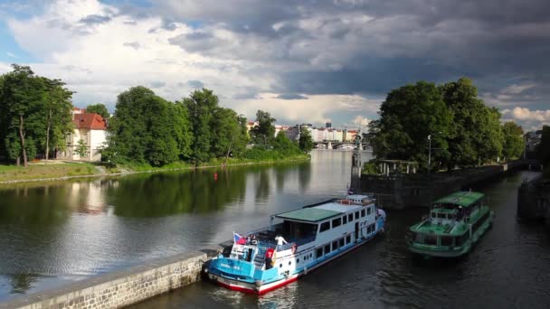 Туристическая лодка, плывущая по реке Влтаве перед штормом. Одна из многочисленных туристических достопримечательностей города . — стоковое видео