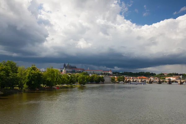 Blick auf die Prager gotische Burg und die Altstadt vor dem schweren Sturm — Stockfoto