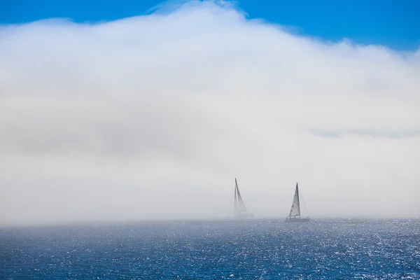 Veleros solitarios en la niebla de la mañana — Foto de Stock