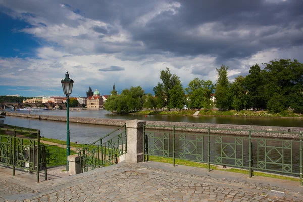 Blick von der kampa auf novotny steg in Prag vor schweren st Stockbild