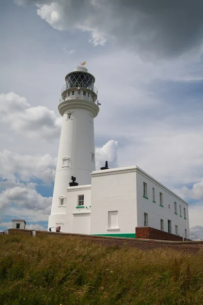 Flamborough Headtől Angliában fehér világítótorony. — Stock Fotó