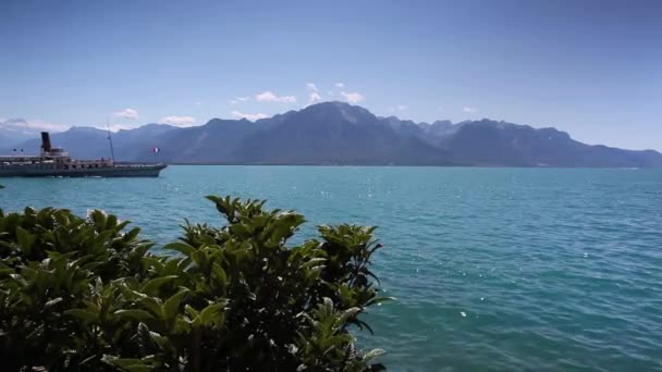 Vevey, Zwitserland - 8 juli 2015: Passagiersveerboot op Geneva lake in Zwitserland. — Stockvideo