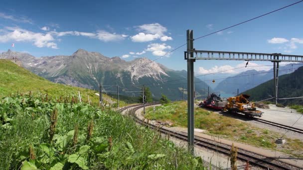 Alp Grum'a tren istasyonu Bernina demiryolu üzerinde yer almaktadır — Stok video