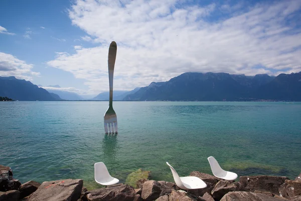 Garfo de aço gigante na água do lago de Genebra, Vevey, Suíça — Fotografia de Stock
