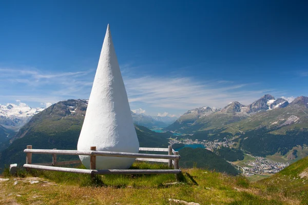 Muottas Muragl med skulptur som kallas The Drop, Schweiz — Stockfoto