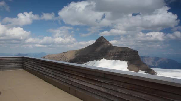 Der hohe Berg in der Nähe der Gipfelpromenadenbrücke — Stockvideo