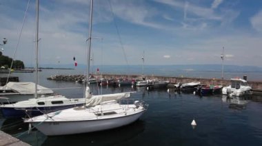 Leman Gölü kıyısındaki Evian-les-Bains Limanı