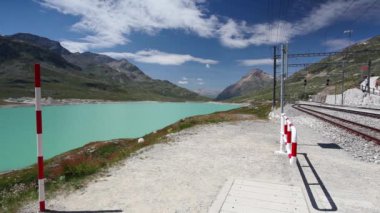 Üzerinde tren istasyonu Alp peyzaj, Ospizio Bernina, İsviçre