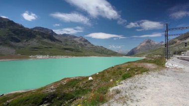 Üzerinde tren istasyonu Alp peyzaj, Ospizio Bernina, İsviçre
