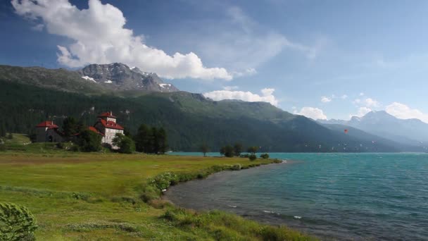 Kitesurfen op Lake Sils, Zwitserland. — Stockvideo