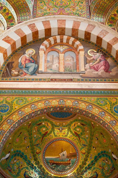 Interiören i katolsk basilika Notre Dame De La Garde. — Stockfoto