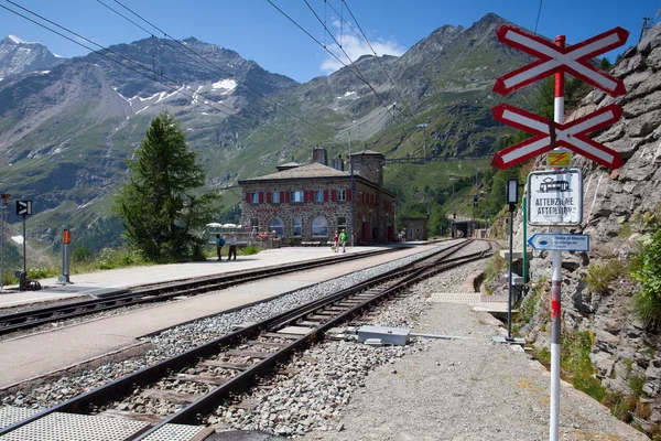 Alp brudgummen stationen ligger vid Bernina järnvägen, — Stockfoto