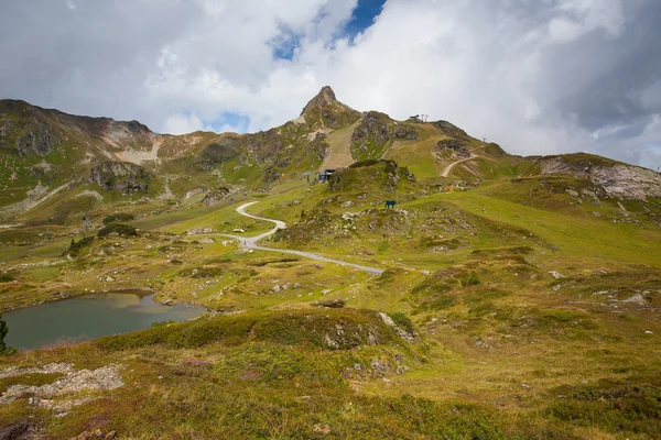 Letní krajina od lyžařského střediska Obertauern v Rakousku — Stock fotografie