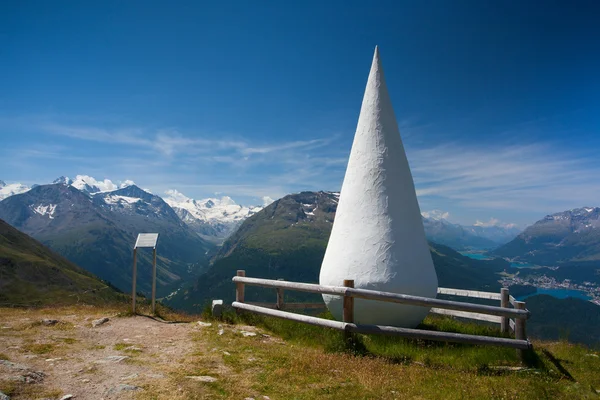 Muottas Muragl με γλυπτό που ονομάζεται πτώση, Ελβετία — Φωτογραφία Αρχείου