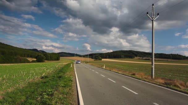 Na estrada vazia — Vídeo de Stock