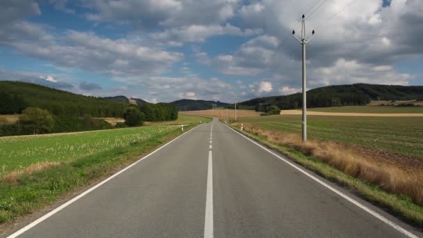 Na estrada vazia — Vídeo de Stock