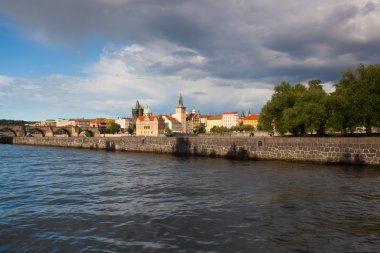 Kampa görünümünden Charles Köprüsü ve Prag içinde Novotny yaya köprüsü üzerinde
