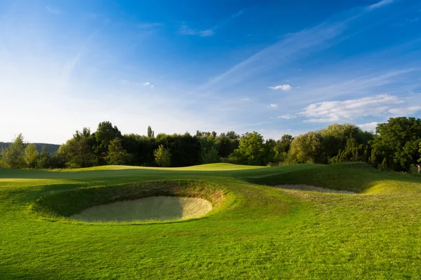 Bir golf sahası akşamı