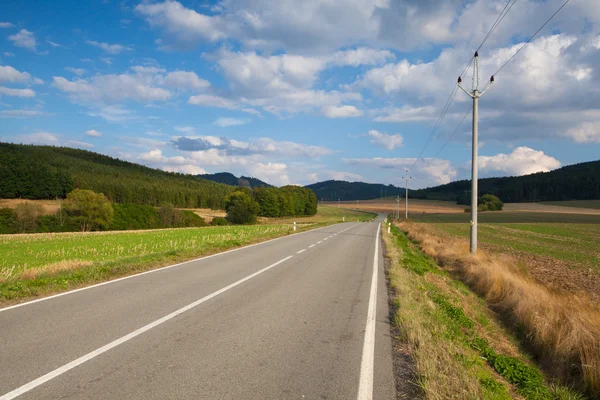 Sulla strada vuota tra il campo — Foto Stock