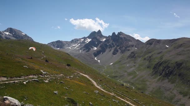 Parapente au-dessus de la vallée profonde . — Video