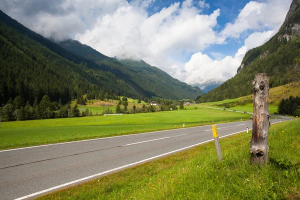 Letní krajina od lyžařského střediska Obertauern, Rakousko — Stock fotografie