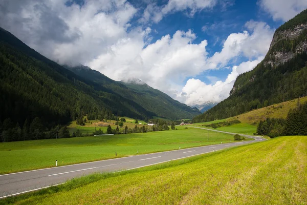 Krajobraz lato od ośrodka narciarskiego w Obertauern, Austria — Zdjęcie stockowe
