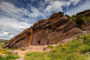 Peru 'da Puno yakınlarında Aramu Muru' da kızıl kaya oluşumları