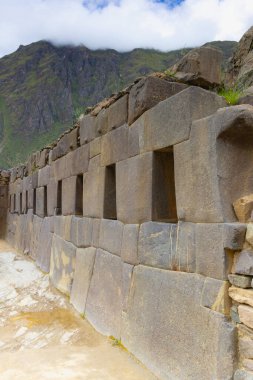 Ollantaytambo, Peru, Güney Amerika 'daki İnka taş duvarının yüksek kaliteli detayları.