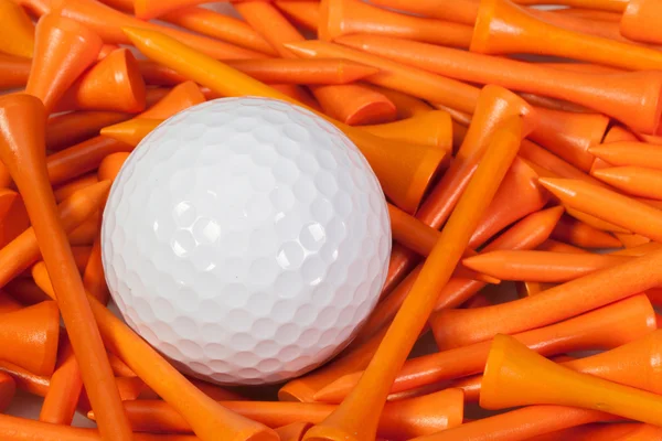 Witte golfbal liggen tussen houten tees — Stockfoto