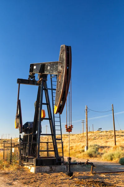 Working oil pump in desert — Stock Photo, Image