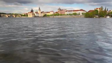uitzicht vanaf strelecky eiland op de novotny voetgangersbrug