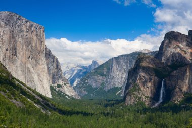 Yosemite Vadisi'nden tipik görünümü