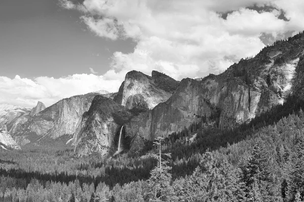 The typical view of the Yosemite Valley — Stock Photo, Image