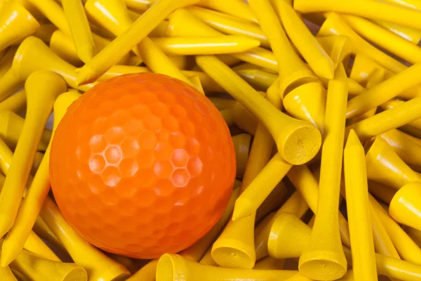 Witte golfbal liggen tussen houten tees — Stockfoto