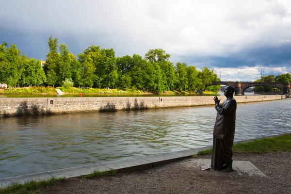 Statua dell'Armonia prima della forte tempesta sulle rive del fiume Moldava . — Foto Stock