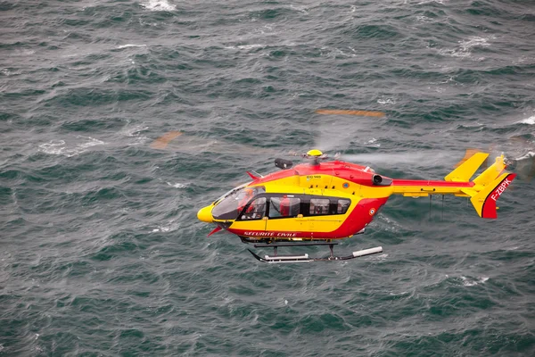 Manœuvre de recherche et sauvetage par hélicoptère de sauvetage maritime — Photo