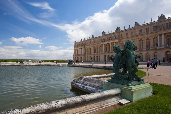 Sculptures in garden of Versailles Palace. — Stock Photo, Image