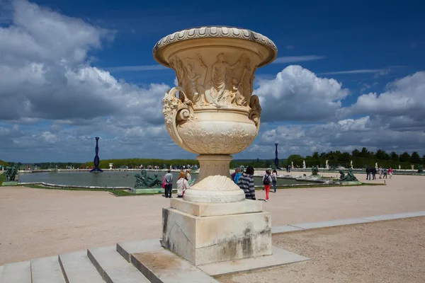 Sculptures in garden of Versailles Palace. — Stock Photo, Image